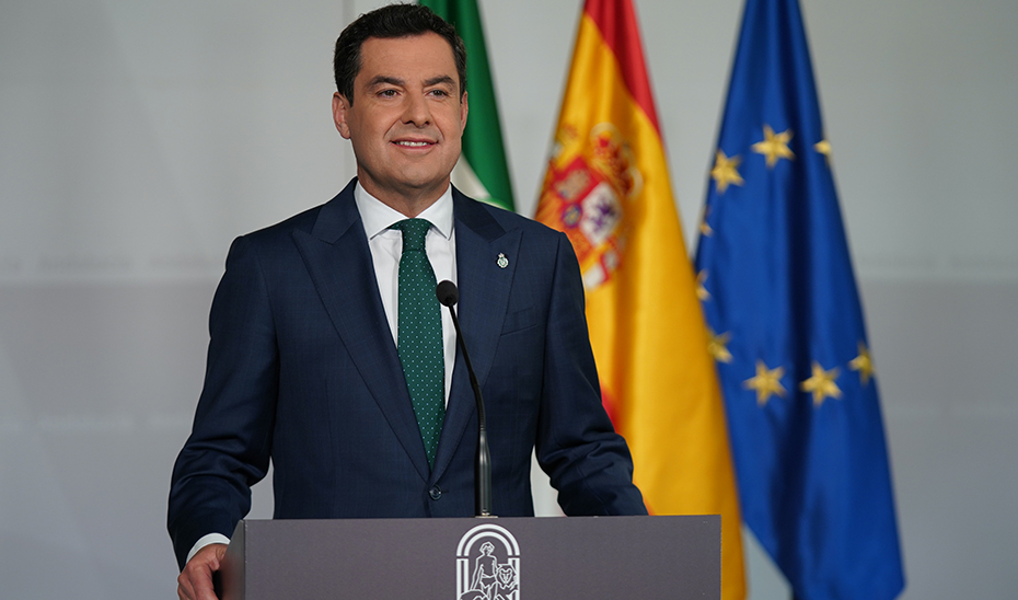 Fotografía de Juanma Moreno durante rueda de prensa confirmando adelanto electoral